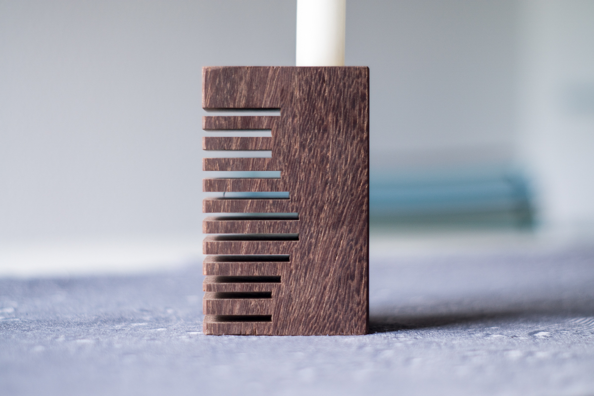 Kerzenständer 'Slot' aus Amaranth | upcycling