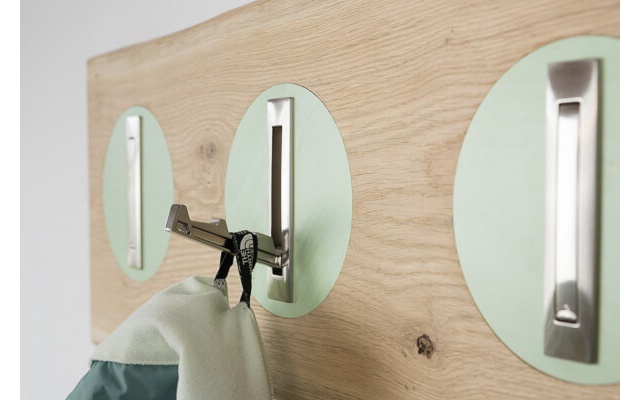 design-garderobenpaneel-eiche-vollholz-baumkante-gruen-h