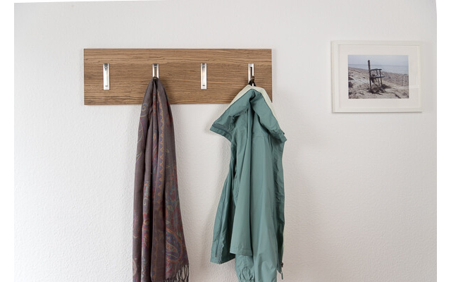 design-garderobenpaneel-zebrano-vollholz-klapphaken-schlicht-3
