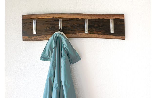 design-garderobenpaneel-ziricote-massivholz-klapphaken-edelholz-1
