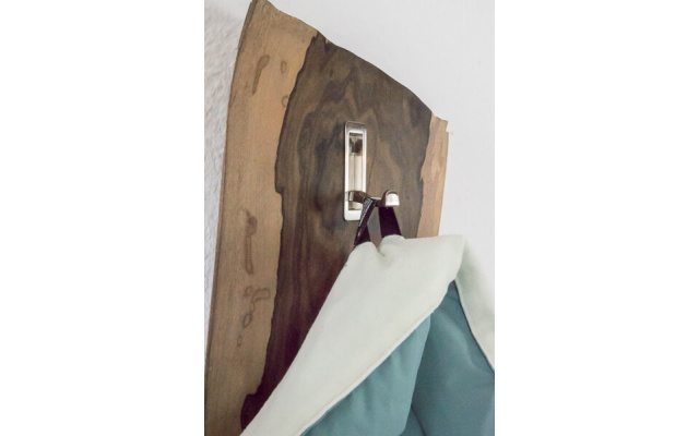design-garderobenpaneel-zirocote-vollholz-edelholz-klapphaken-h